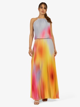 Предлагается недорого шифоновое платье в стиле халтернек с эффектом батика в аутлете магазина Апарт